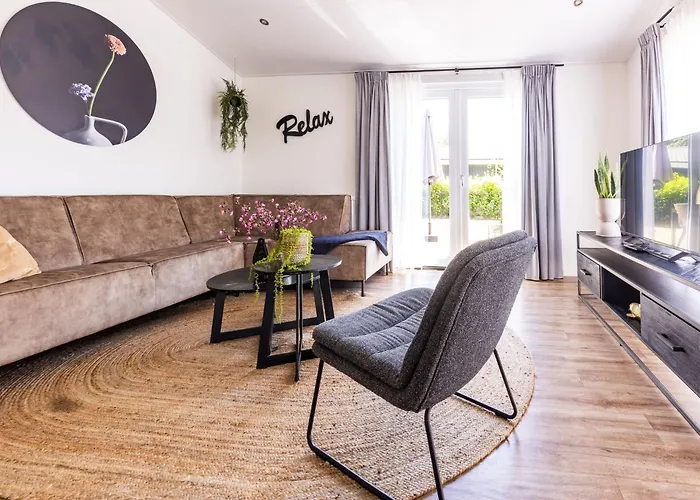 In Netherlands By Scenic Pond 벨트호벤